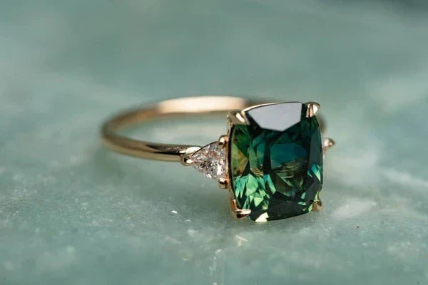 Gold Ring with Stone in Vintage Stile