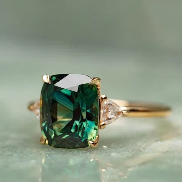 Gold Ring with Stone in Vintage Stile