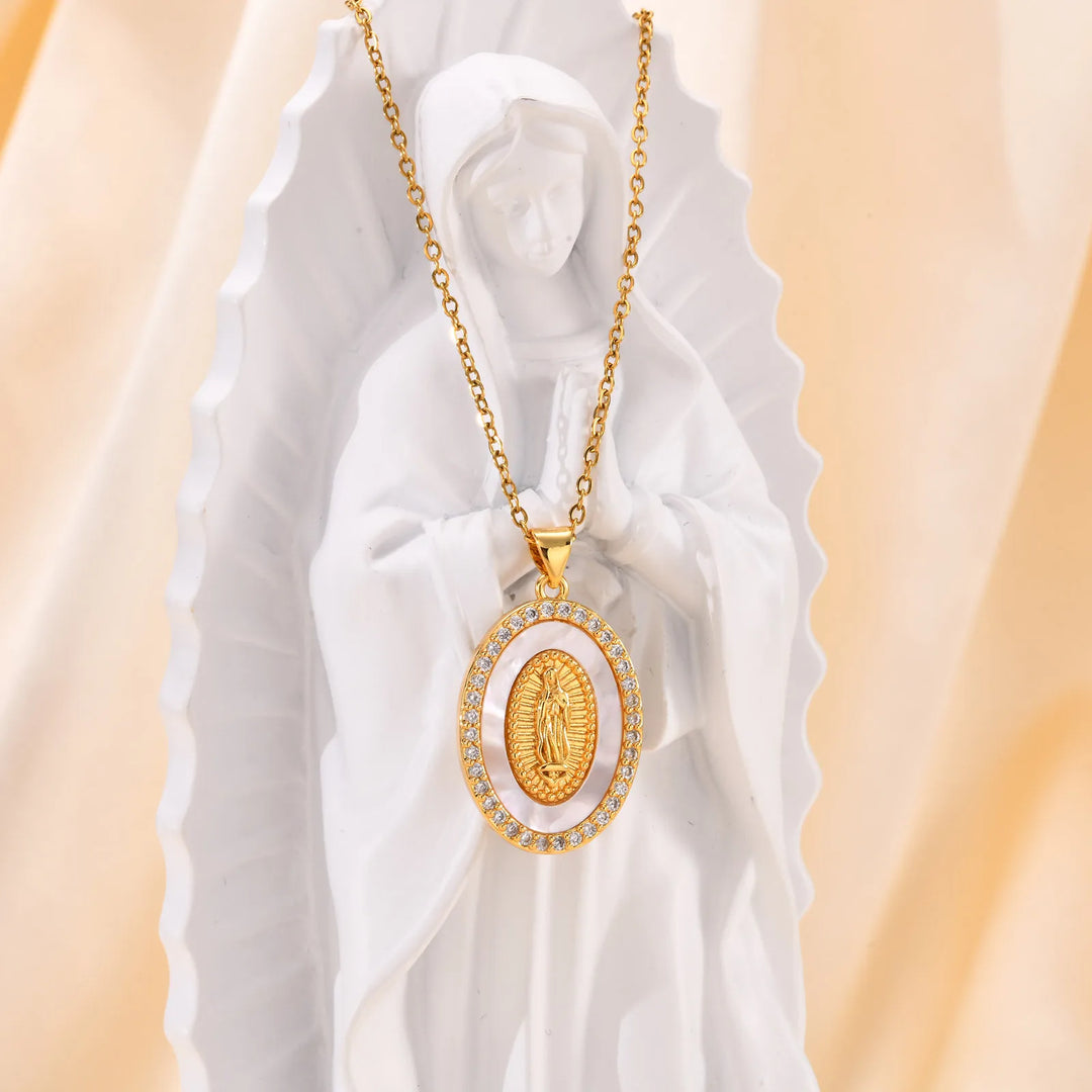 Necklace with Pendant Oval of the Vierge in Gold