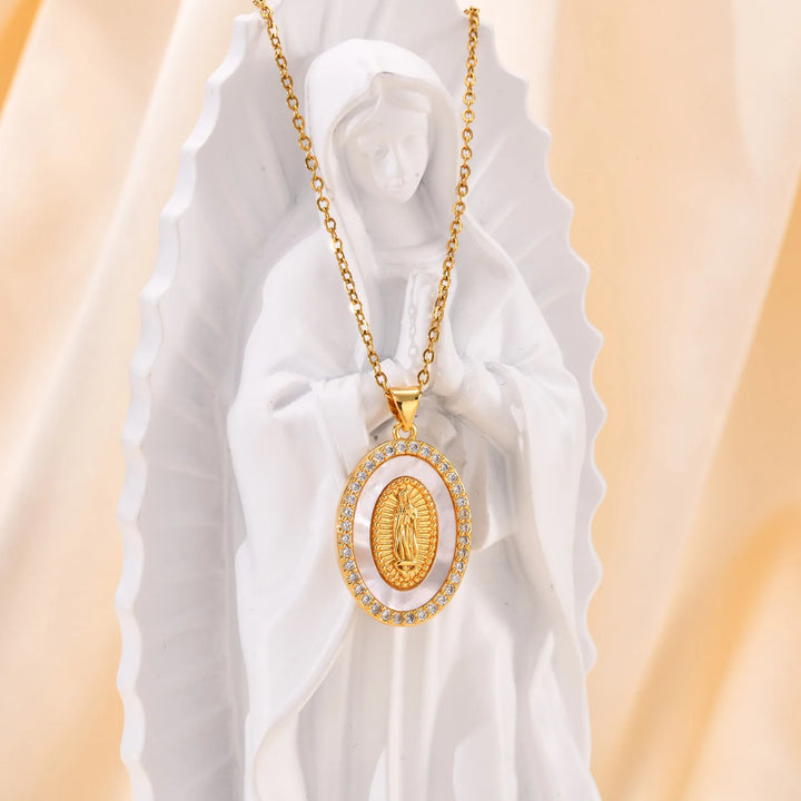 Necklace with Pendant Oval of the Vierge in Gold