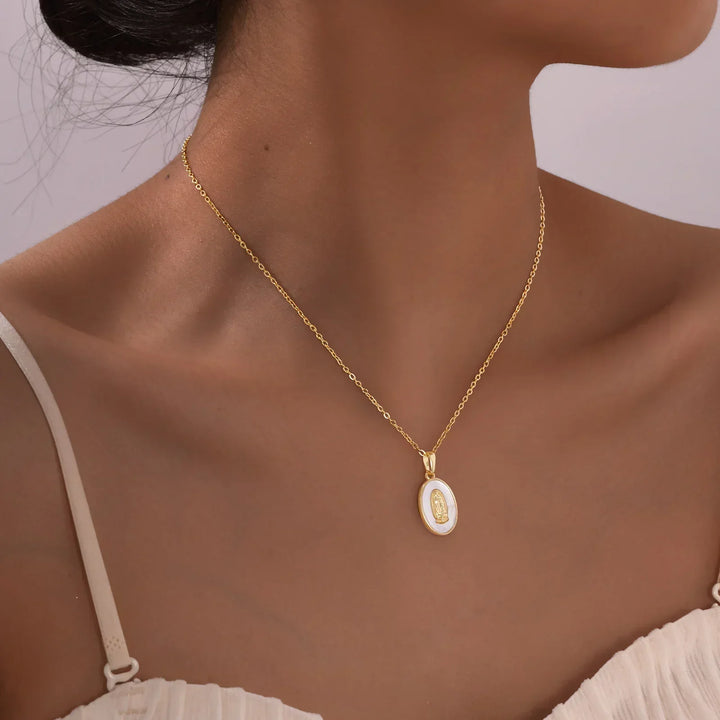 Necklace with Pendant Oval of the Vierge in Gold