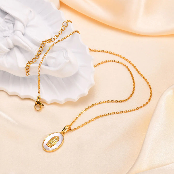 Necklace with Pendant Oval of the Vierge in Gold