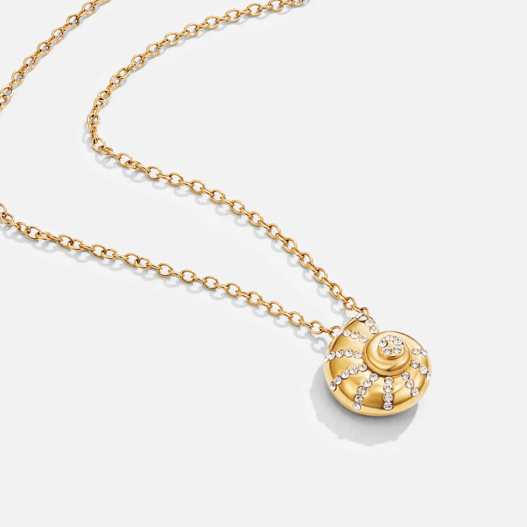 Necklace with Pendant in Shell in Crystal