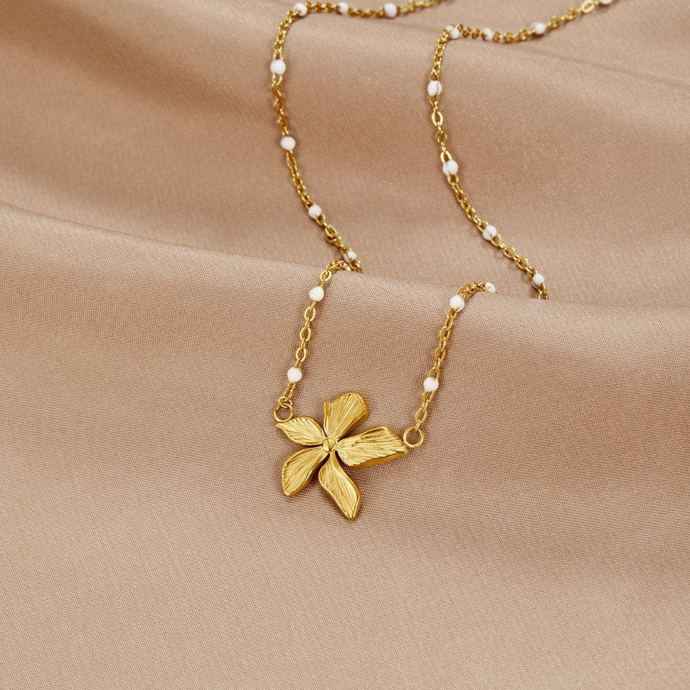 Necklace Elegant with Flower in Gold